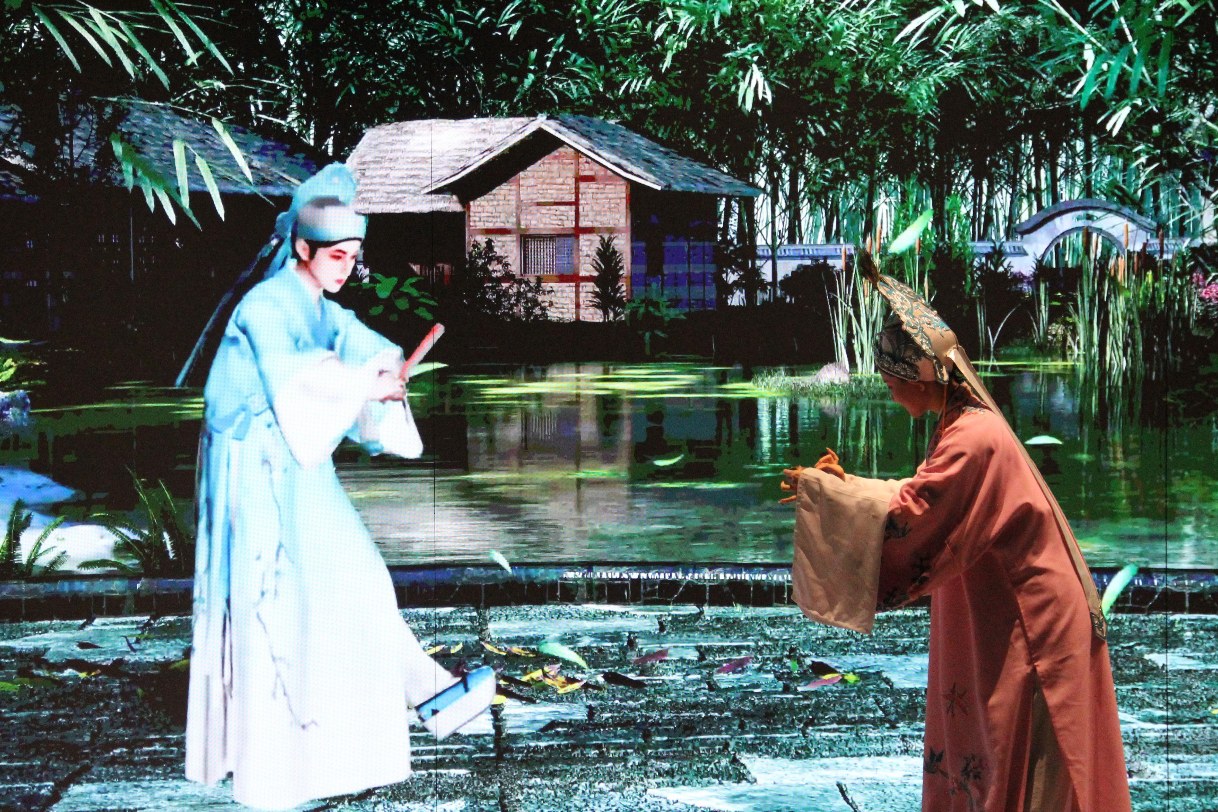 真人演員與虛擬人演員在“元啟金陵”南京數(shù)字文化客廳出演《梁山伯與祝英臺(tái)》經(jīng)典選段。受訪者供圖