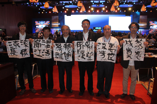 顧風(fēng)（左三）在會(huì)場(chǎng)合照留念。受訪者供圖