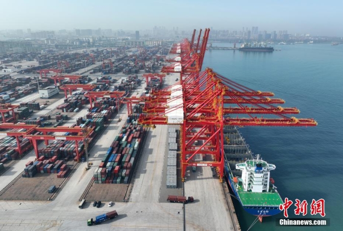 資料圖：山東日照港全自動(dòng)化集裝箱碼頭作業(yè)現(xiàn)場(chǎng)。(無(wú)人機(jī)圖片)<a target='_blank' href='/'><p  align=