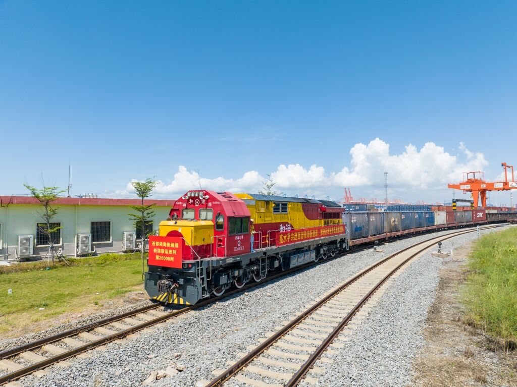 01 陸海新通道第20000列班車。陸海新通道運(yùn)營(yíng)公司供圖