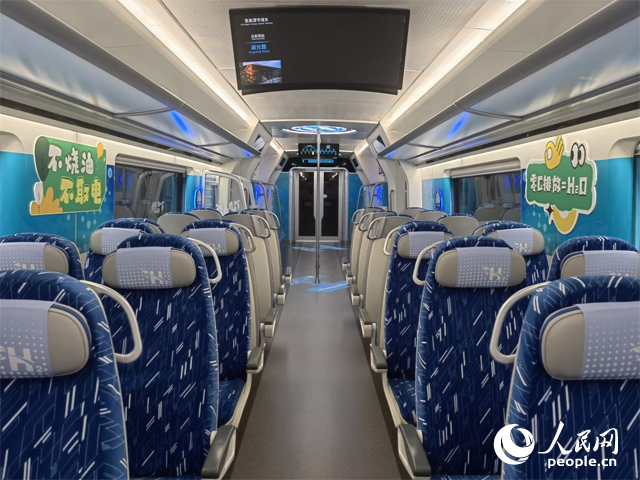 我國首列氫能源市域列車由位于吉林省的中車長客股份有限公司自主研制，該列車不燒油，不取電，可實(shí)現(xiàn)零碳排放。人民網(wǎng)記者 馬俊華攝