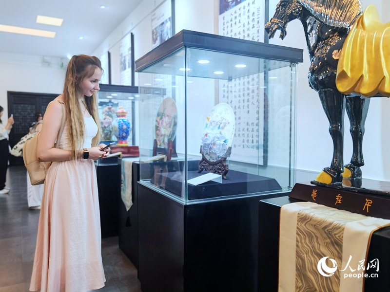 來自白俄羅斯的留學生喀秋莎駐足欣賞牡丹瓷。人民網(wǎng)記者 尚明楨攝
