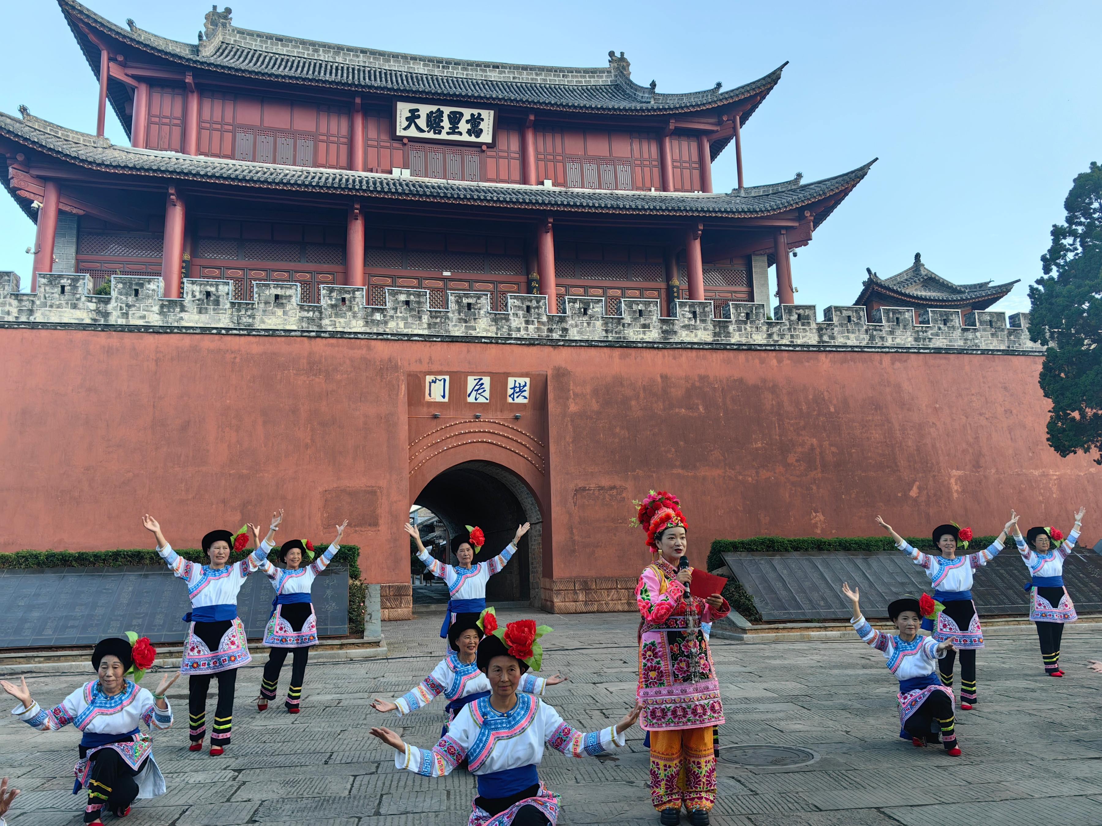 云南大理巍山舉辦普法宣傳活動(dòng)。人民網(wǎng)記者 孝金波攝