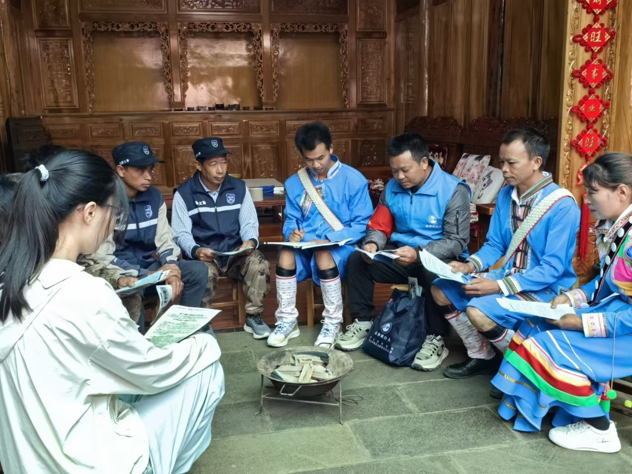 騰沖市猴橋鎮(zhèn)猴橋村國門新村舉辦火塘會。人民網(wǎng)記者 孝金波攝