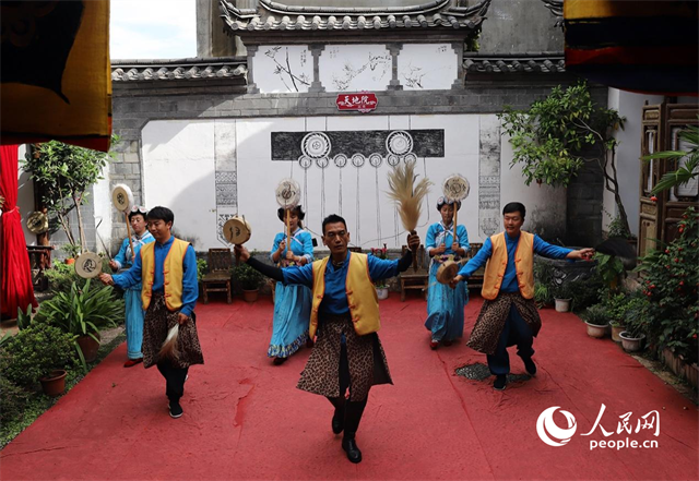 云南麗江古城“天地院”的納西族演出。 人民網(wǎng)記者 程浩攝