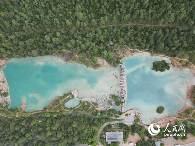 位于麗江市玉龍雪山東麓甲子村的藍月谷景區(qū)。 人民網(wǎng)記者 符皓攝