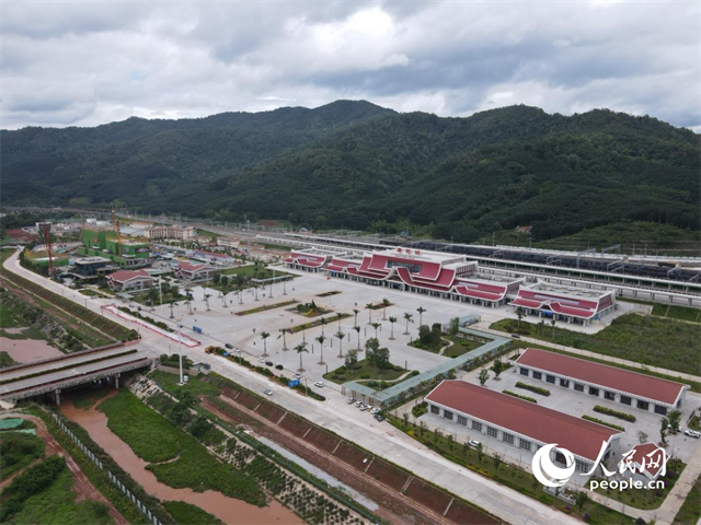 航拍云南磨憨口岸。 人民網(wǎng)記者 符皓攝