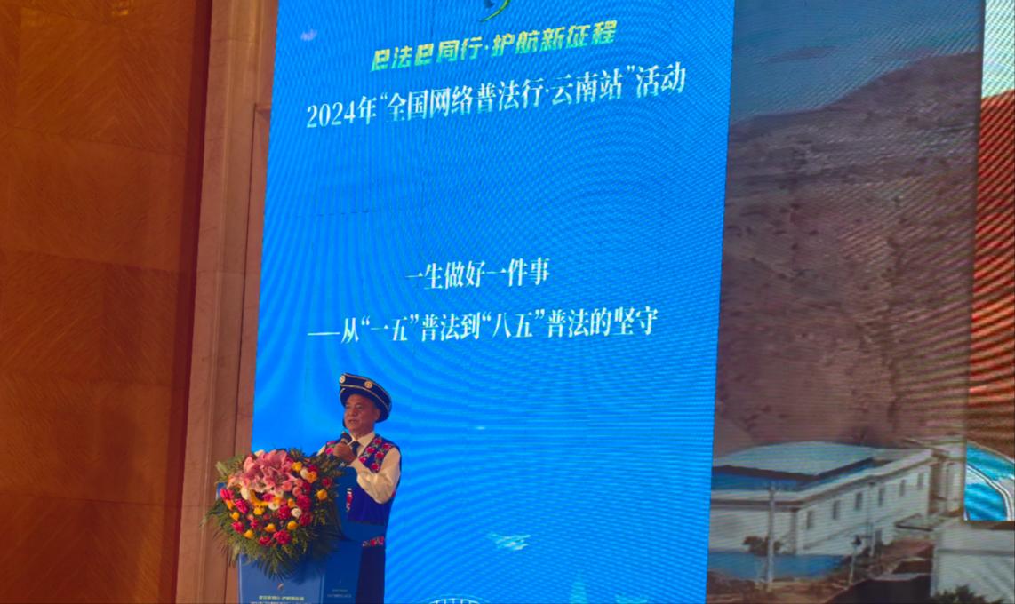 李學(xué)平分享普法的故事。人民網(wǎng)記者 孝金波攝