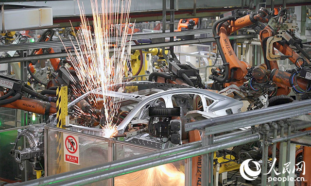 長安汽車兩江工廠，機械臂正在工作。人民網(wǎng)記者 劉祎攝