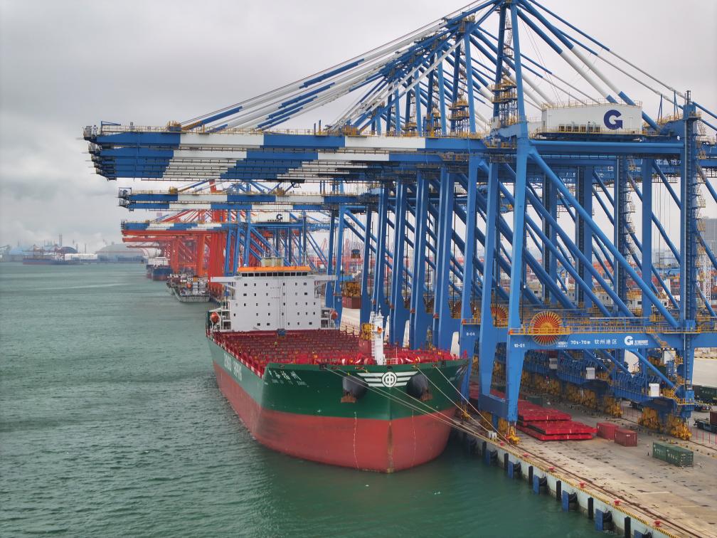 2月23日拍攝的廣西北部灣港欽州港區(qū)的碼頭堆場（無人機(jī)照片）。新華社記者 周華 攝