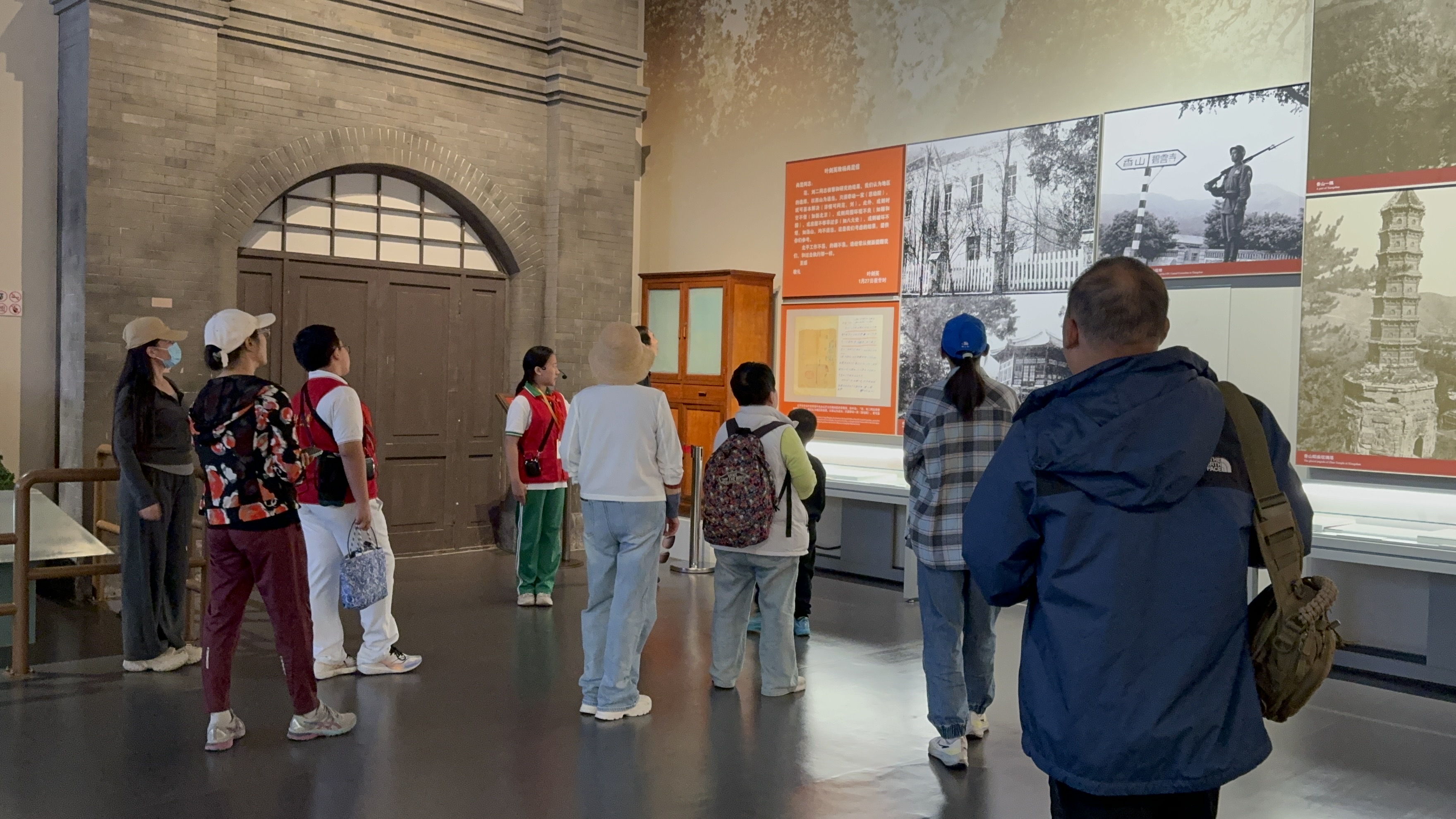 10月4日，北京香山革命紀(jì)念館內(nèi)，一名“紅領(lǐng)巾志愿者”正在為參觀者講解。人民網(wǎng)記者 劉微攝