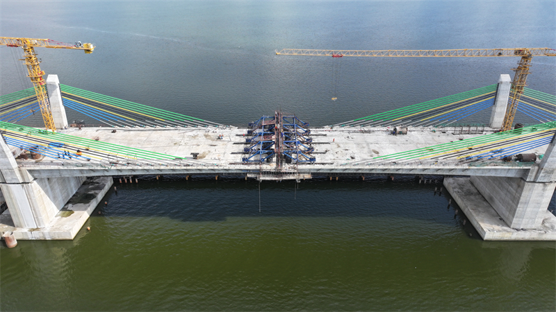 圖為馬古富力大橋合龍現(xiàn)場。中土東非公司供圖