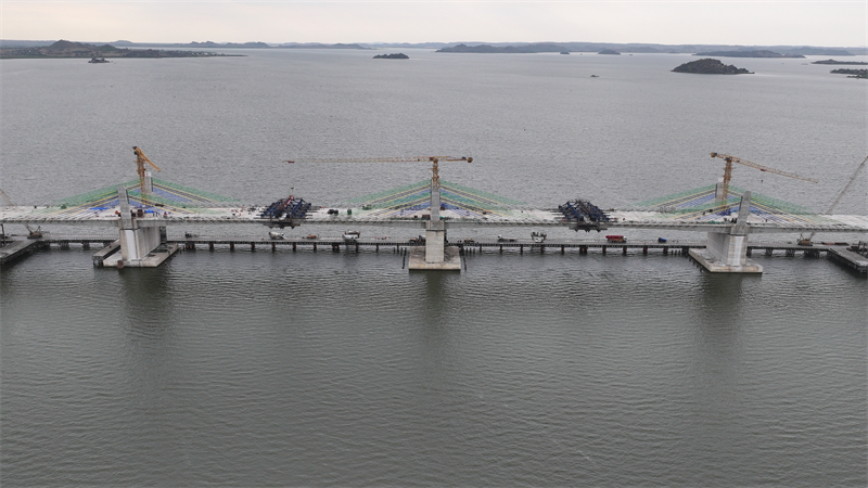 圖為馬古富力大橋合龍現(xiàn)場。中土東非公司供圖