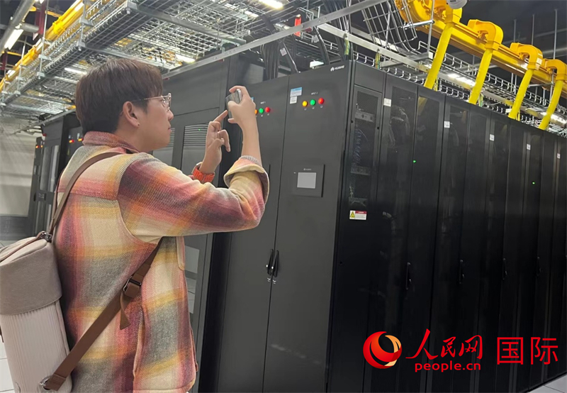 韓國博主樸大一參觀中國移動新疆云計算和大數(shù)據(jù)中心機房。人民網(wǎng)記者曾書柔攝
