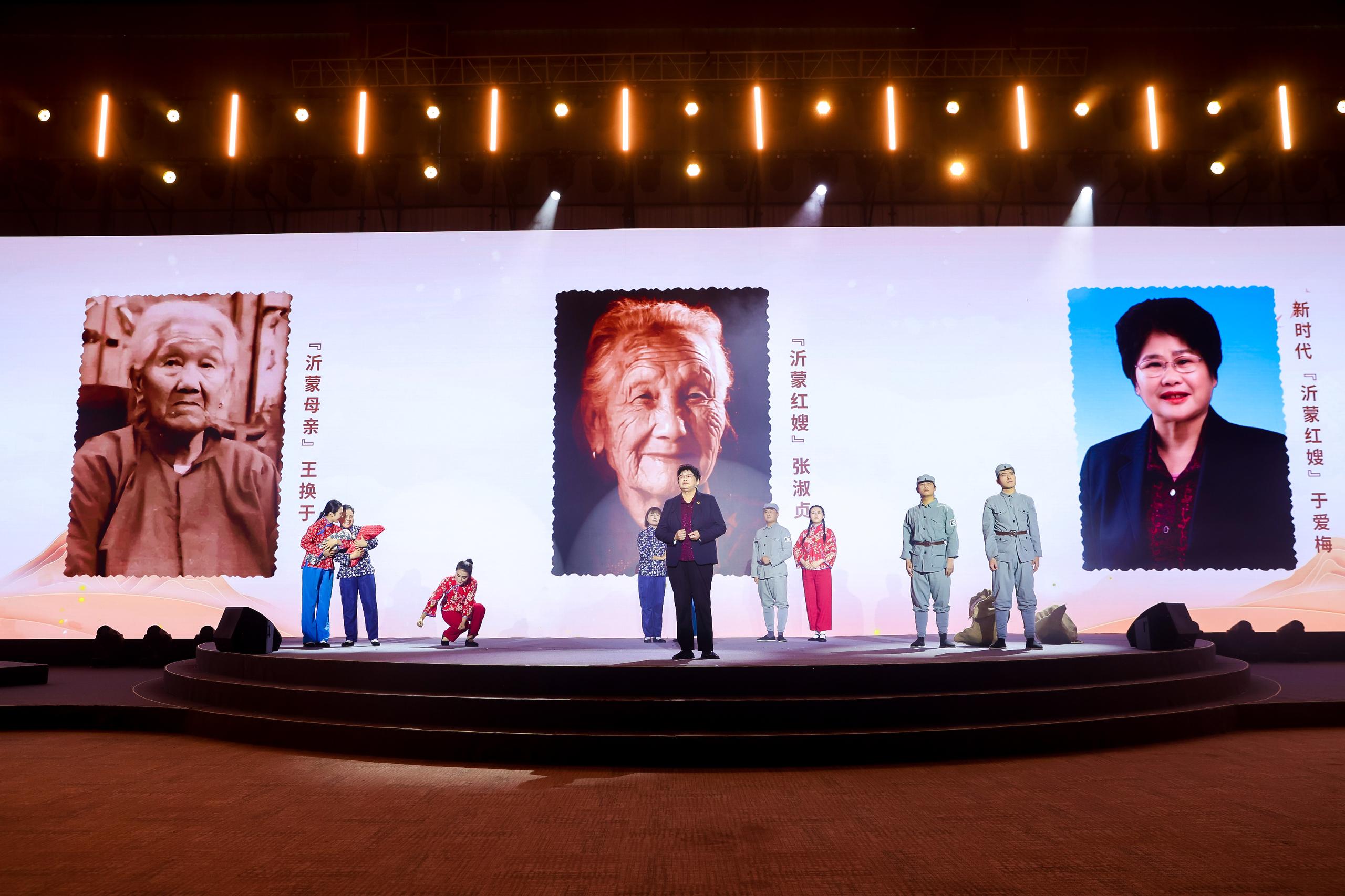 “何以中國(guó)·弦歌不輟”網(wǎng)絡(luò)主題活動(dòng)現(xiàn)場(chǎng)，于愛(ài)梅講述“沂蒙紅嫂”的故事。人民視頻供圖。