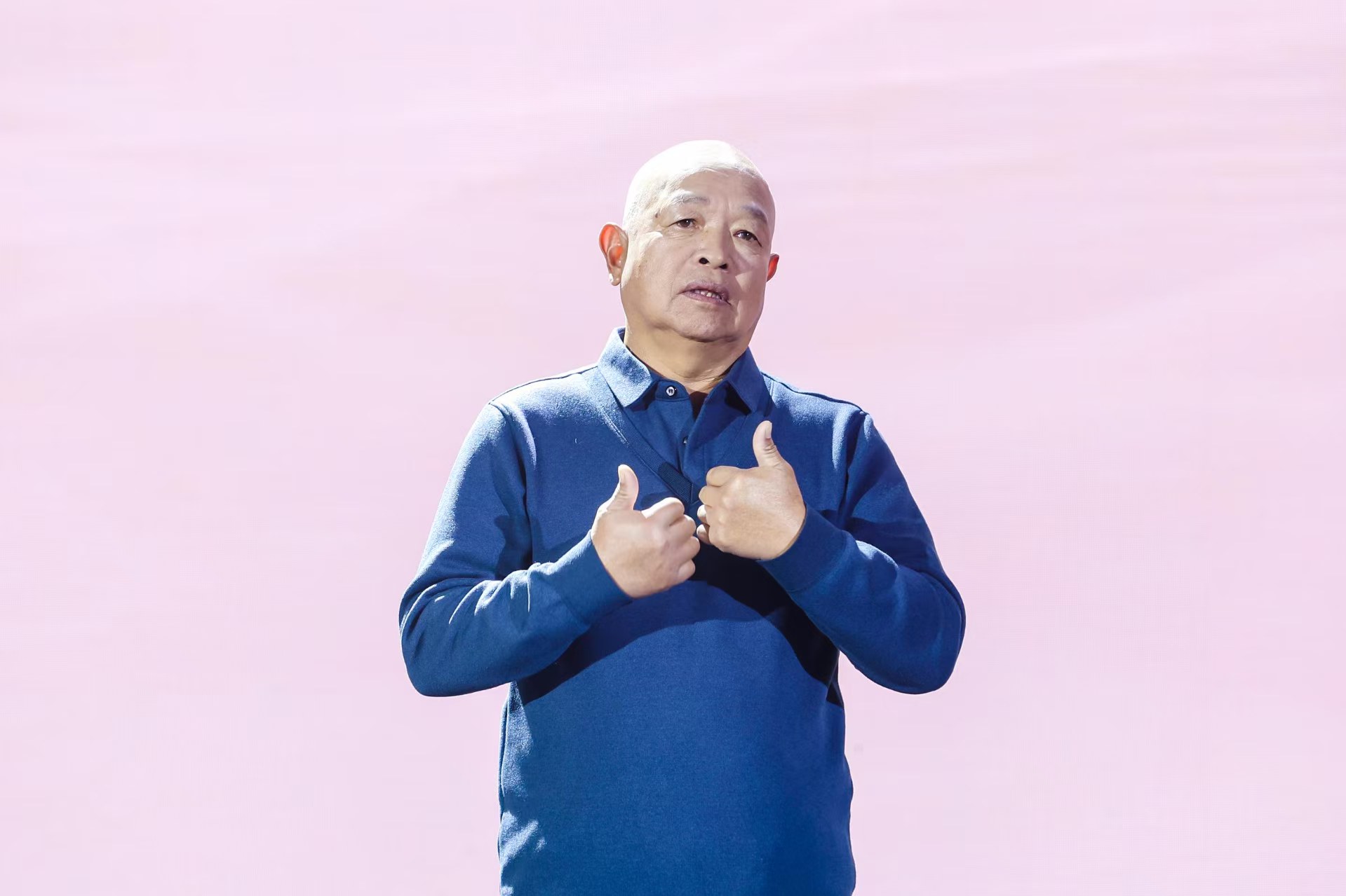 “山東好人”、煙臺(tái)市無(wú)聲洗車(chē)場(chǎng)經(jīng)理柳興濤。人民視頻供圖。