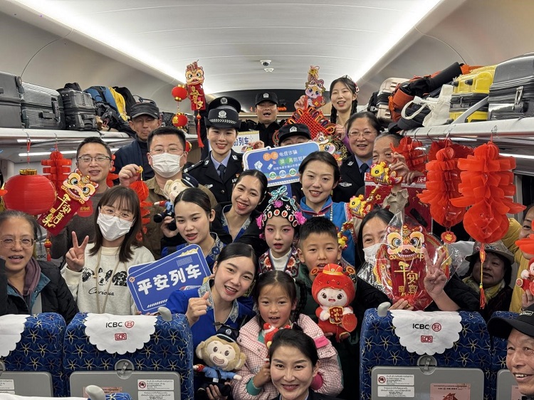 春節(jié)期間，在中老鐵路磨萬(wàn)（磨丁—萬(wàn)象）段，鐵路客運(yùn)員工與乘客合影留念。李加勇攝