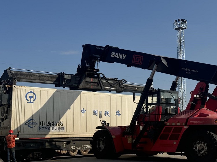 春節(jié)期間，起重機(jī)吊裝即將發(fā)運(yùn)的冷鏈集裝箱。李加勇攝