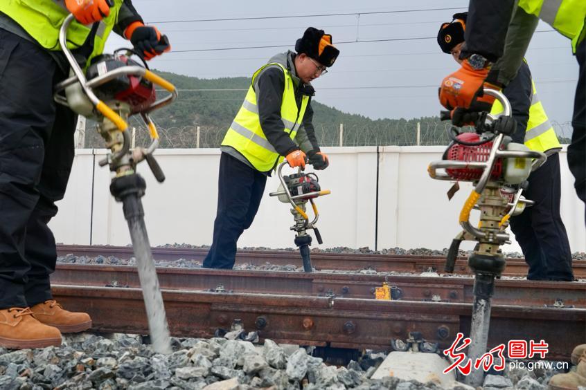 【發(fā)現(xiàn)最美鐵路】云端上的“毫米級”守護(hù)者——麗香鐵路養(yǎng)護(hù)工