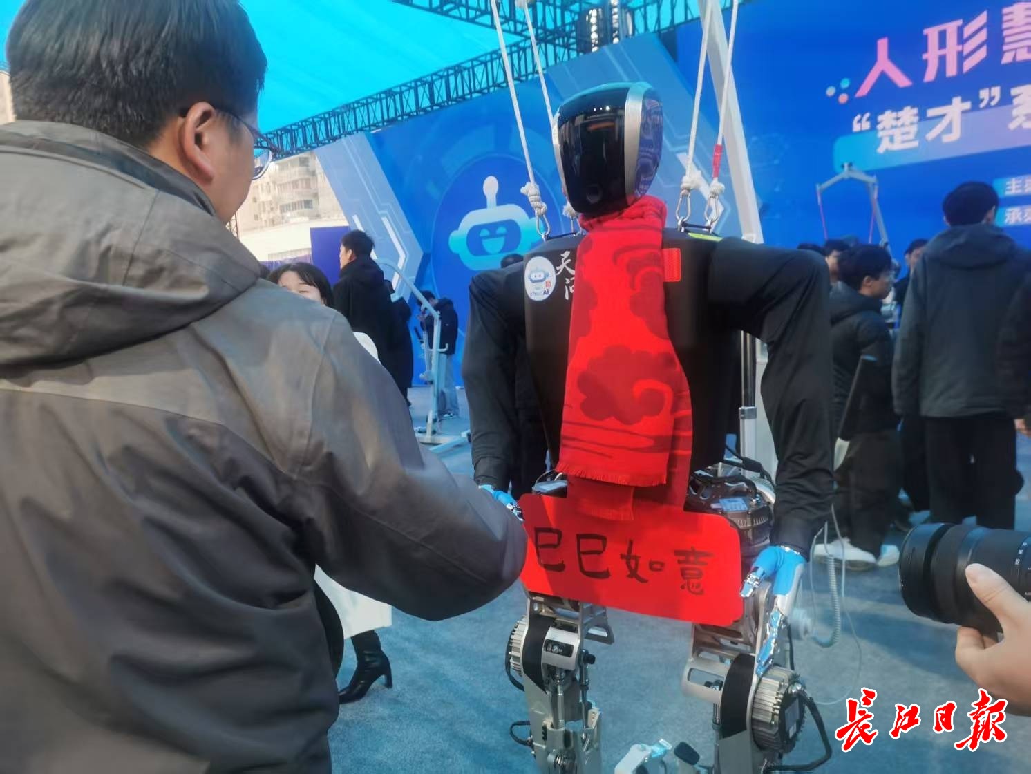 “天問(wèn)”人形機(jī)器人和參觀市民握手，互致新年快樂(lè)。 長(zhǎng)江日?qǐng)?bào)記者陳永權(quán) 攝