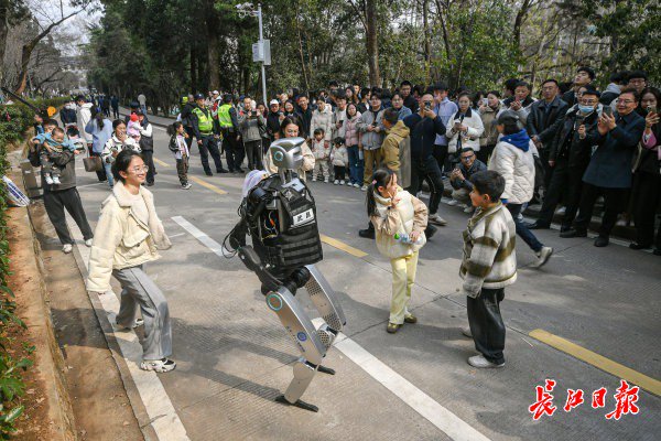 “智警小珞”人形機(jī)器人和小朋友們斗舞。長(zhǎng)江日?qǐng)?bào)記者史偉 攝