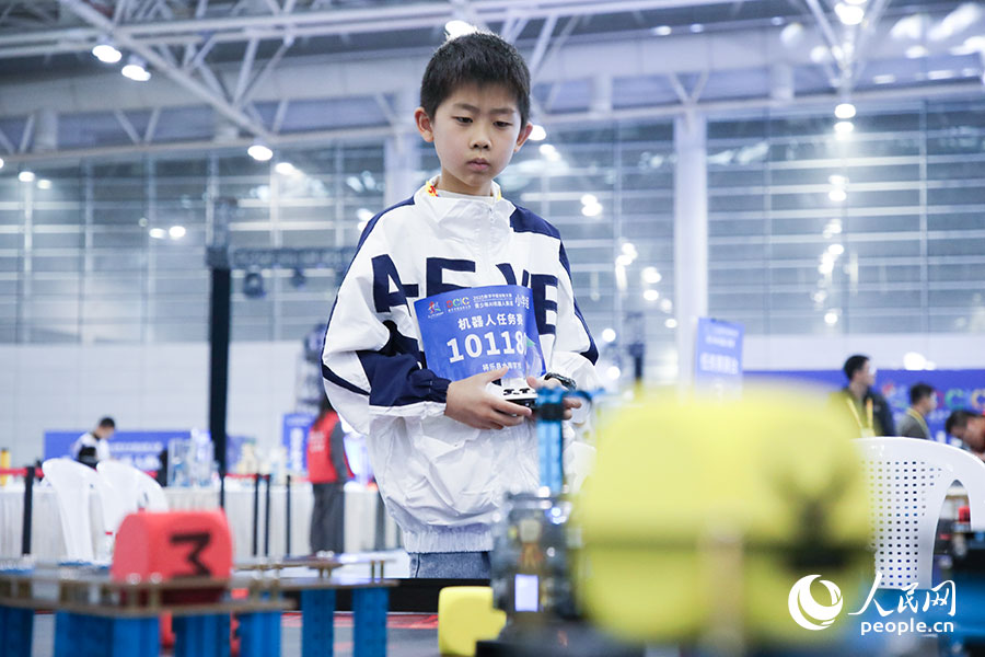 參加2025數(shù)字中國創(chuàng)新大賽青少年AI機器人賽道決賽的小選手。人民網(wǎng)記者 焦艷攝