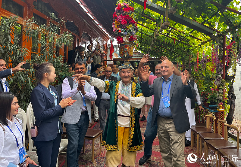 5月24日，外國媒體人在伊寧市喀贊其民俗旅游區(qū)參觀體驗。 人民網(wǎng)記者 翟轉(zhuǎn)麗攝