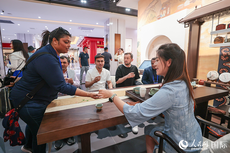 5月25日，外國媒體人在霍爾果斯國際邊境合作中心中國文化館參觀。人民網(wǎng)記者 張武軍攝