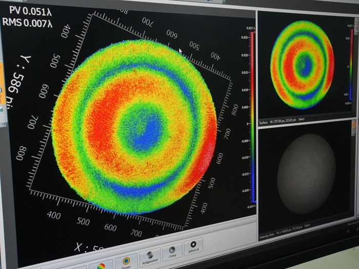 屏幕上清晰顯示著光學(xué)元器件的打磨程度。人民網(wǎng)記者 李洋攝