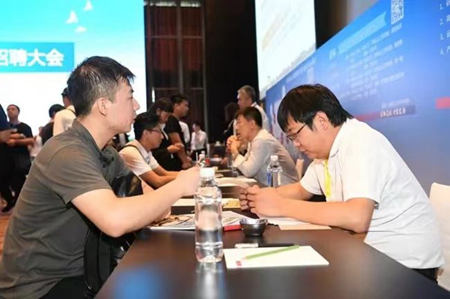 光電產(chǎn)業(yè)人才招聘會。人民網(wǎng)記者 李洋攝