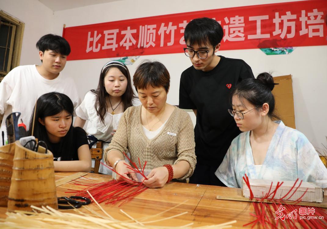 直播助農(nóng)、健康義診、扮靚街巷……青年學(xué)子暑期返鄉(xiāng)服務(wù)桑梓