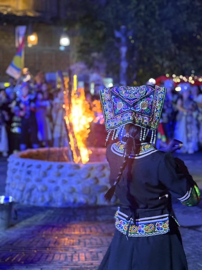 2025年7月，貴州烏江寨“萬(wàn)人打跳夜”現(xiàn)場(chǎng)。受訪者供圖