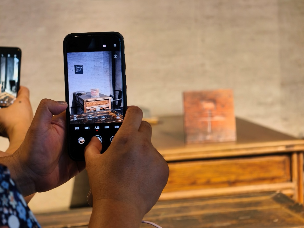 2025年7月15日，暑期研學(xué)團(tuán)小朋友在浙江省紹興市三味書(shū)屋拍攝魯迅讀書(shū)座位及課桌上的“早”字。受訪者供圖