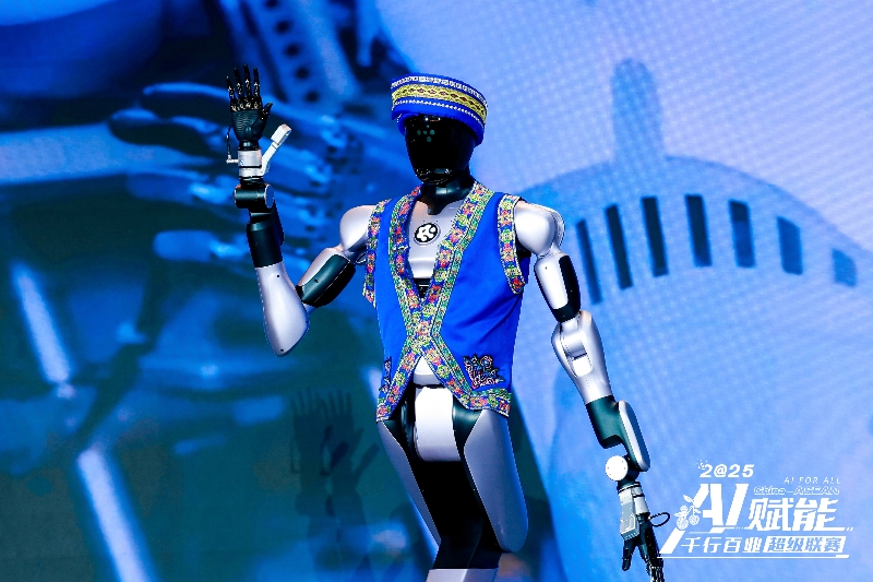 具身智能機(jī)器人“愛(ài)寶”亮相。主辦方供圖