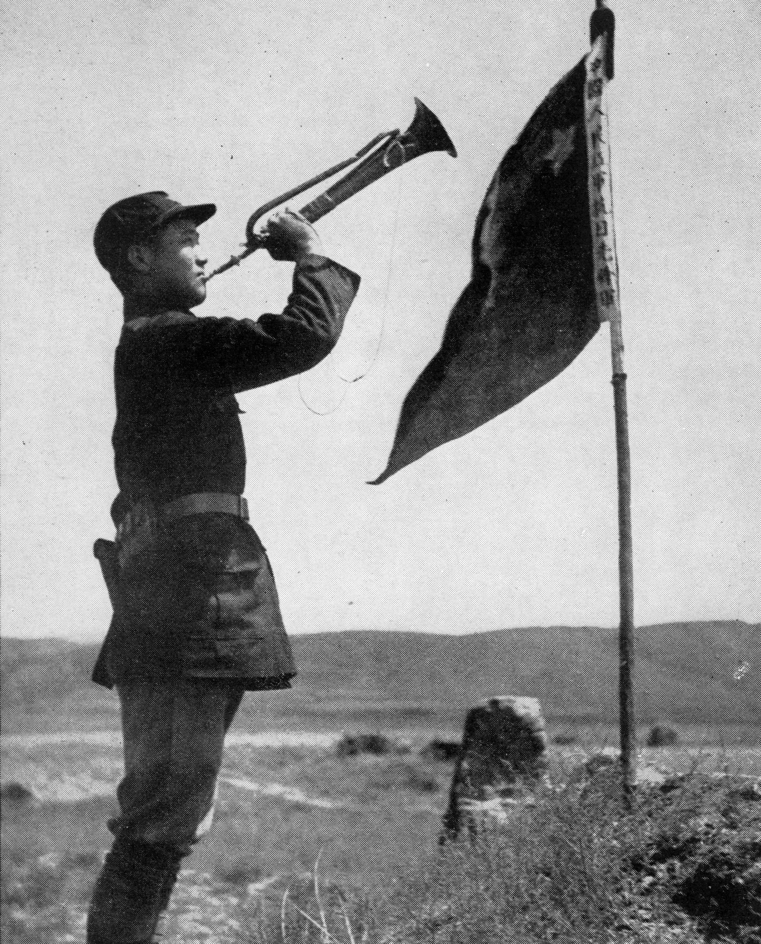 斯諾在預(yù)旺堡拍攝的紅軍司號(hào)員，他身邊的旗子上寫著“中國(guó)人民紅軍抗日先鋒隊(duì)”。