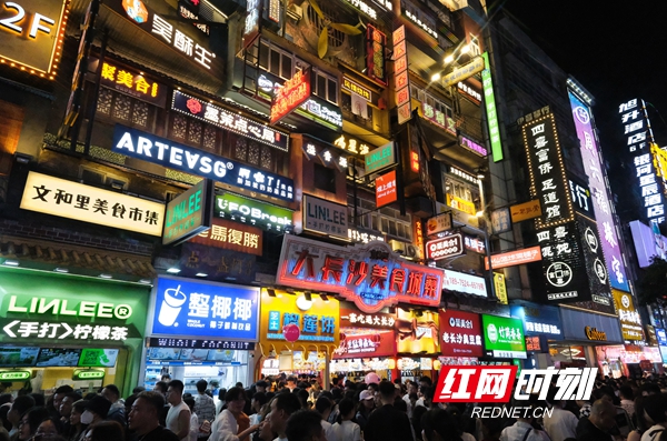 “五一”假期五一商圈客流激增，網(wǎng)紅長沙再現(xiàn)頂流效應(yīng)。.jpg