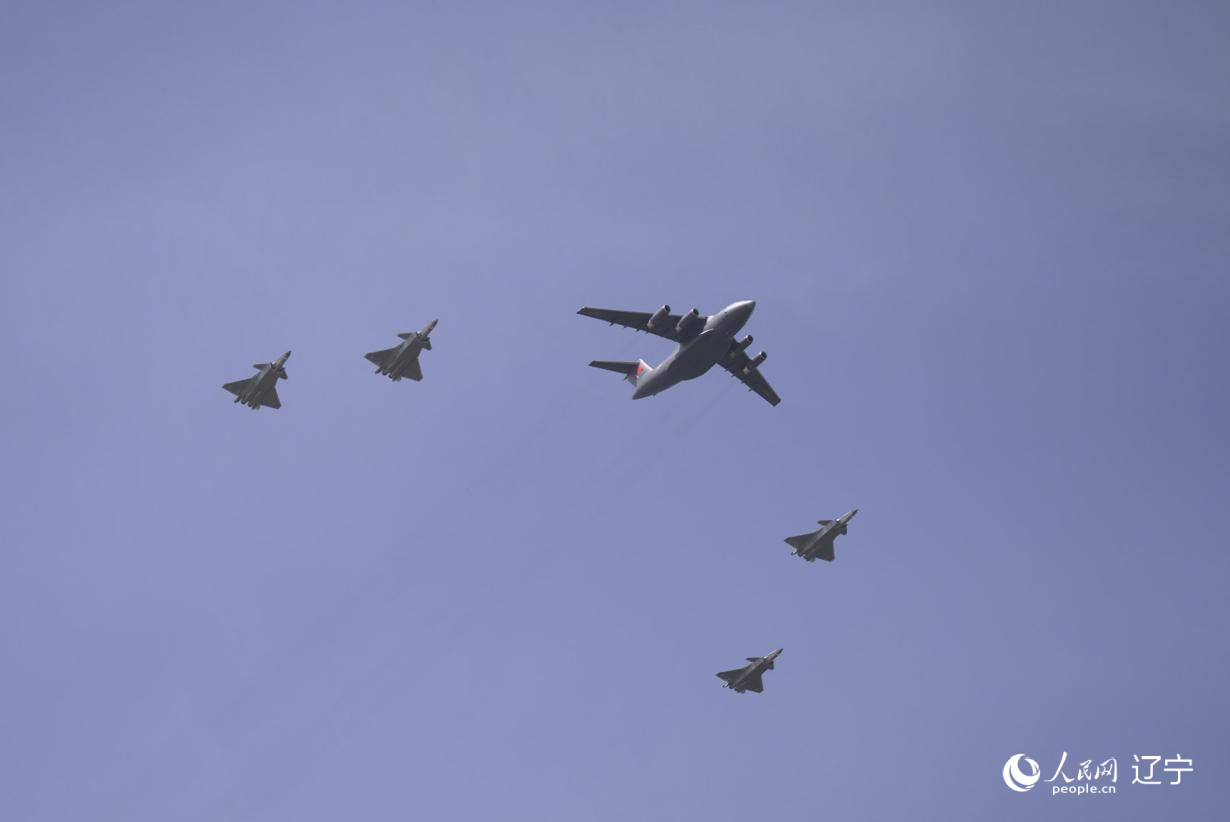 執(zhí)行第十二批在韓中國(guó)人民志愿軍烈士遺骸轉(zhuǎn)運(yùn)任務(wù)的運(yùn)-20進(jìn)入中國(guó)領(lǐng)空后，首次采用“五機(jī)編隊(duì)”的方式，由4架殲-20伴飛護(hù)航，與往年相比護(hù)航規(guī)格更高。人民網(wǎng)記者 邱宇哲攝