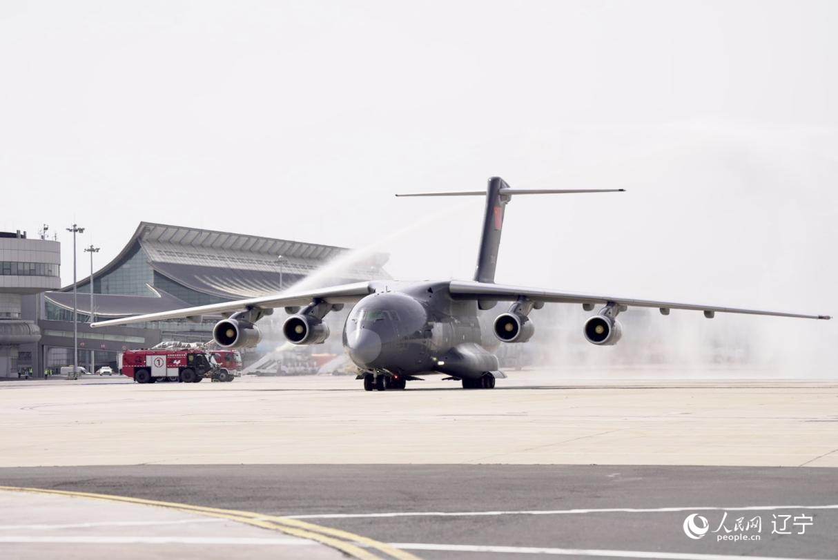 沈陽(yáng)桃仙國(guó)際機(jī)場(chǎng)以“過(guò)水門(mén)”最高禮遇迎接英烈回家。人民網(wǎng)記者 邱宇哲攝