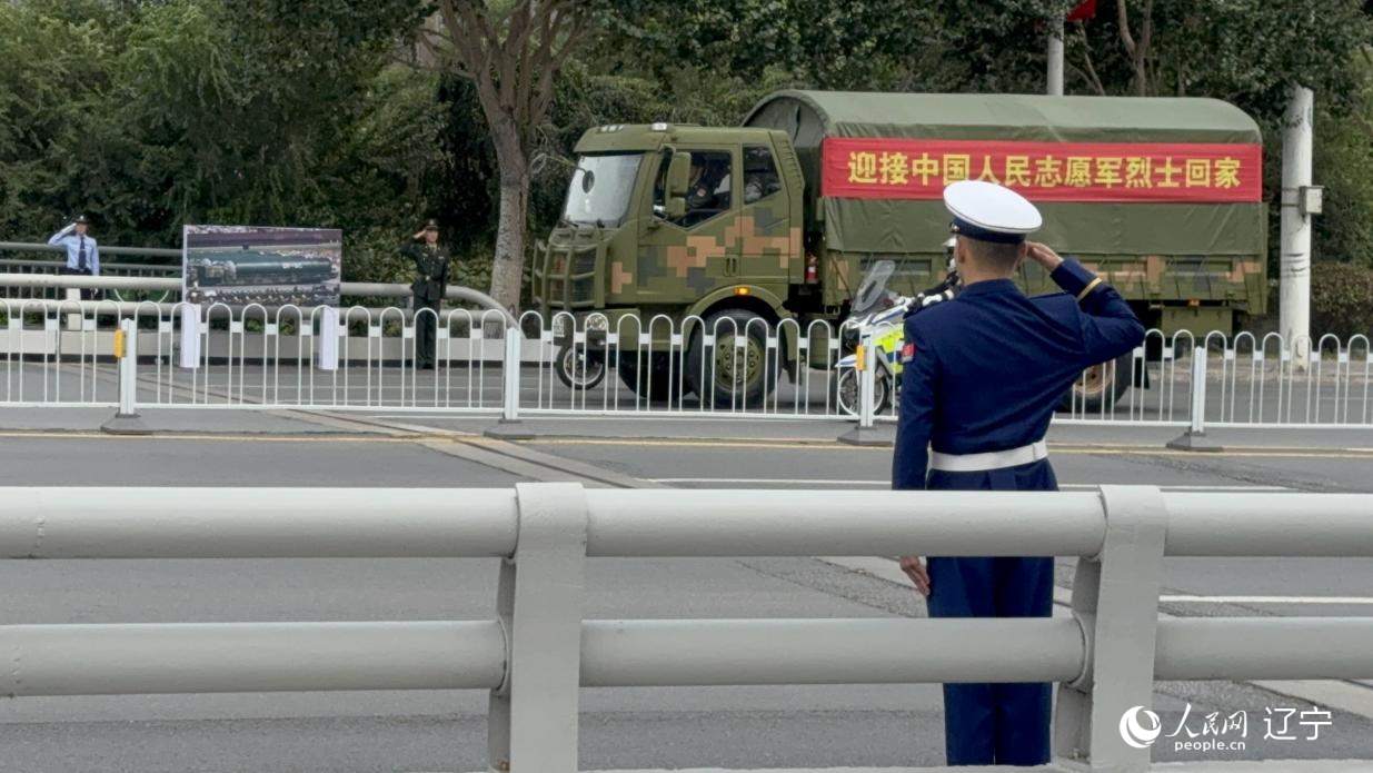 沈陽(yáng)市渾河橋東側(cè)，擺放著東風(fēng)—5C導(dǎo)彈的受閱照片。人民網(wǎng)記者 湯龍攝