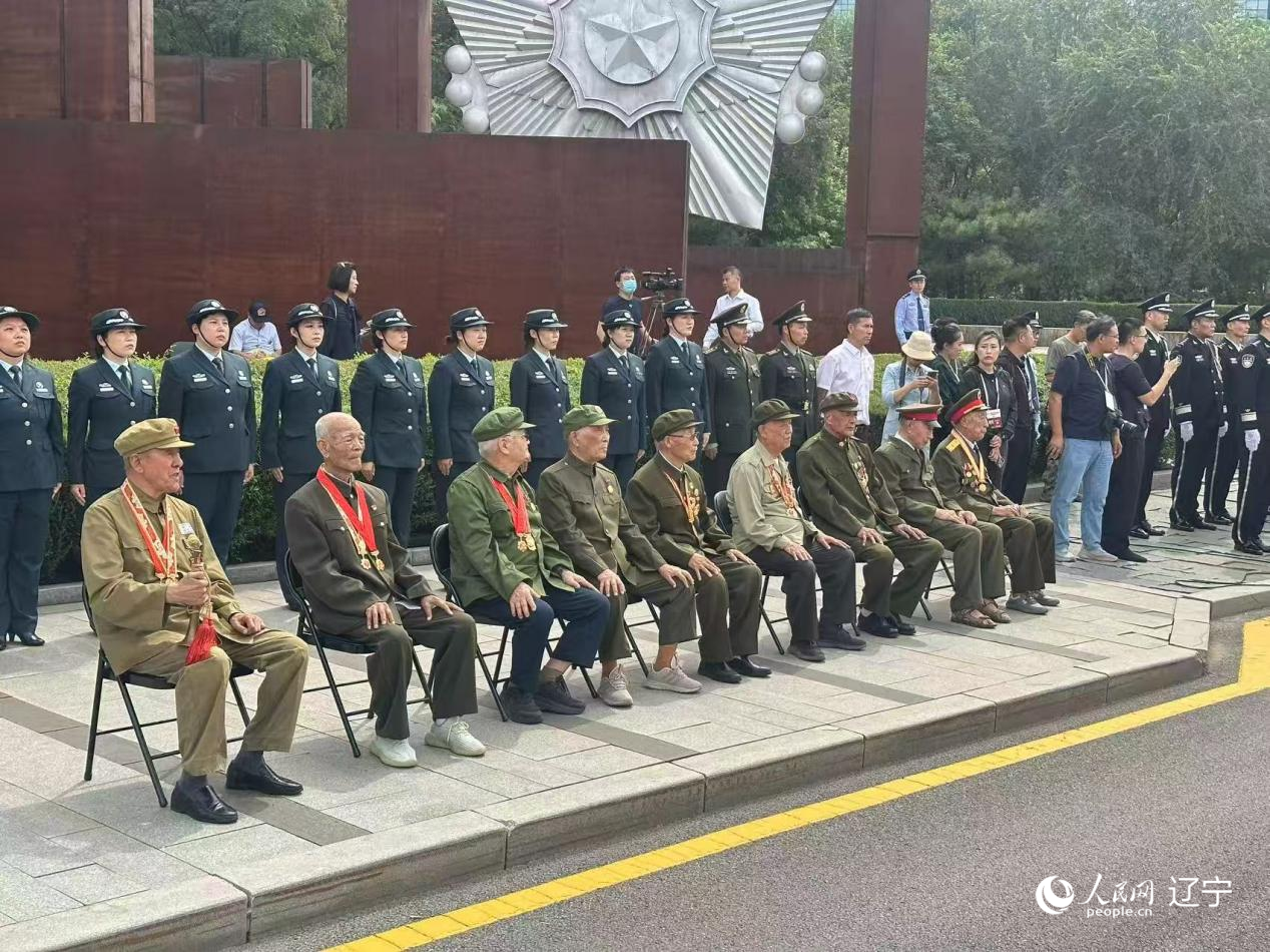 沈陽(yáng)抗美援朝烈士陵園門(mén)前，志愿軍老戰(zhàn)士等候戰(zhàn)友的歸隊(duì)。人民網(wǎng)記者 周頌雪攝