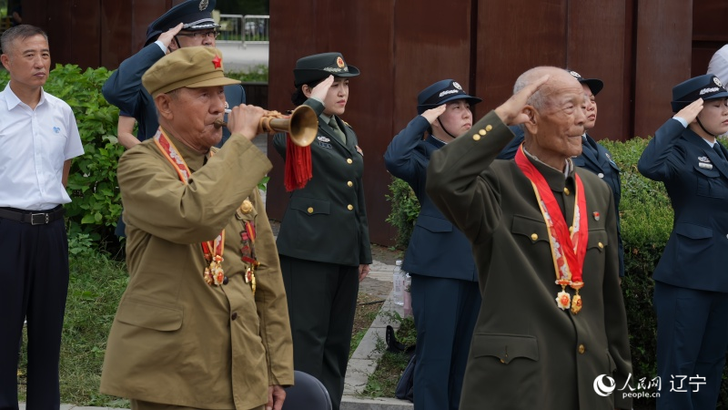 志愿軍老戰(zhàn)士南啟祥再次為戰(zhàn)友吹響了沖鋒號(hào)。人民網(wǎng)記者 周頌雪攝