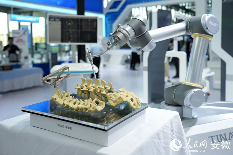 2024世界制造業(yè)大會上展出的骨科手術(shù)機(jī)器人。人民網(wǎng)記者 王銳攝