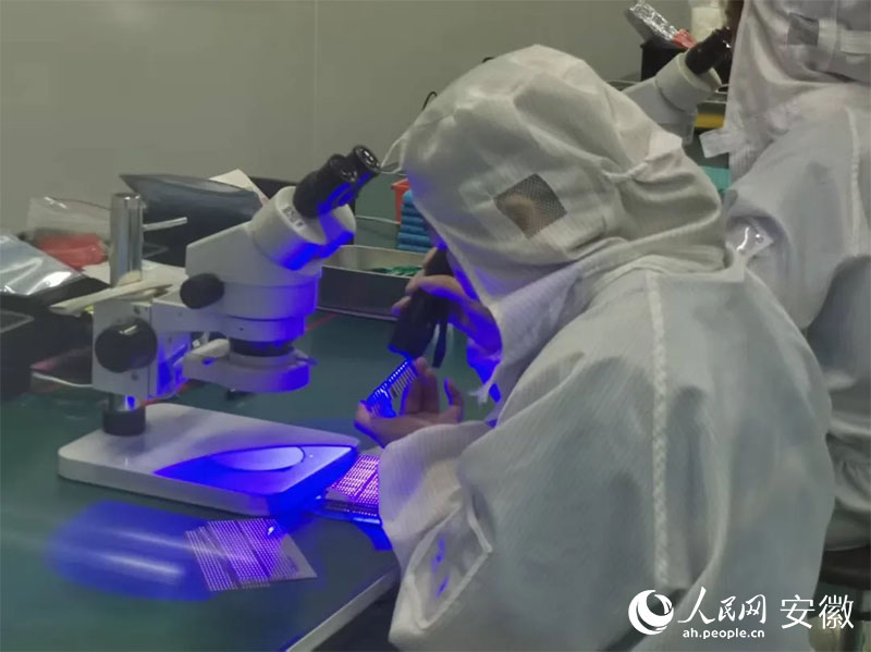 金張科技帶動下，超100家功能膜新材料企業(yè)在太湖縣集聚。人民網(wǎng)記者 胡雨松攝