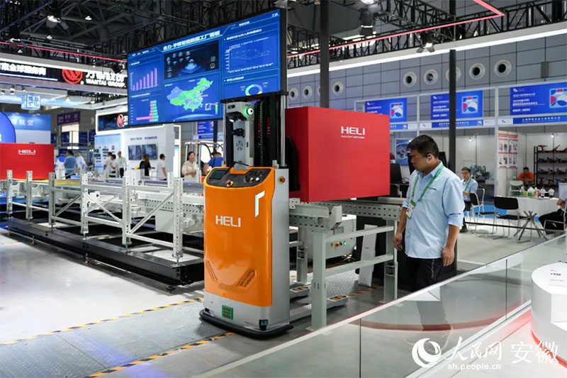 2024世界制造業(yè)大會上，合力將智能數(shù)據(jù)工廠系統(tǒng)帶進(jìn)展會。人民網(wǎng)記者 王銳攝