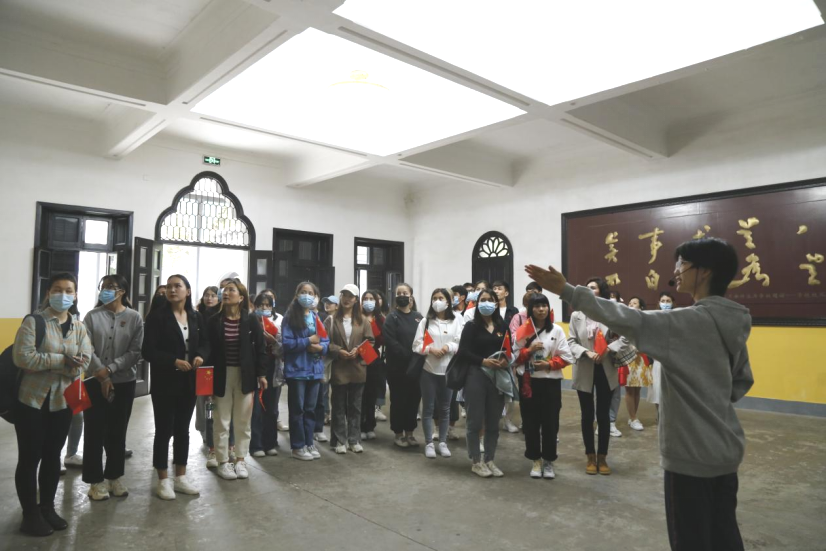 2021年5月20日，在喜迎中國共產(chǎn)黨建黨100周年之際，我校開展了少數(shù)民族學(xué)生“學(xué)黨史、感恩黨、跟黨走”紅色研學(xué)活動(dòng)。