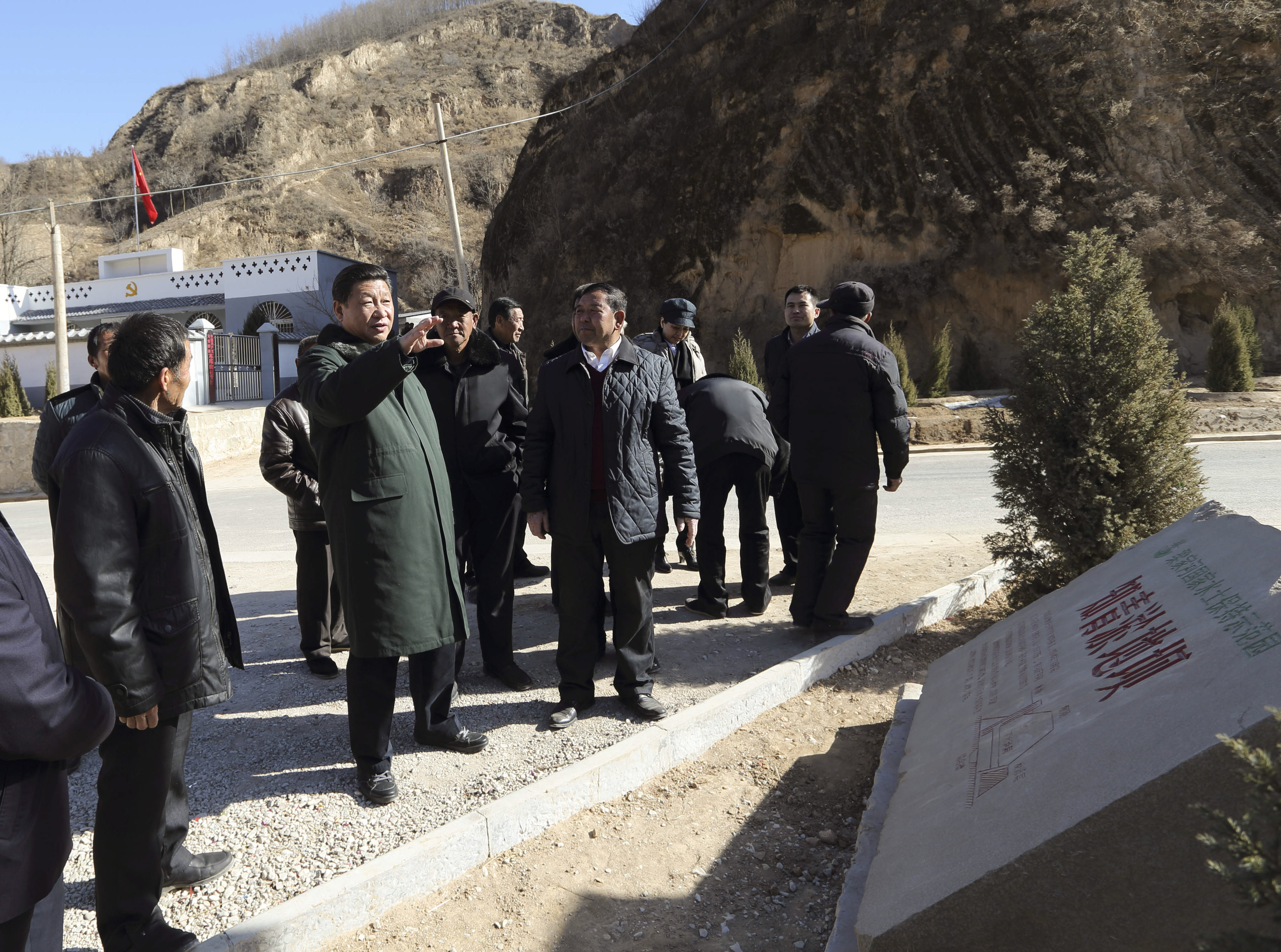 2015年春節(jié)前夕，習近平來到陜西考察調(diào)研，第一站便來到延安市延川縣梁家河村。新華社 發(fā)