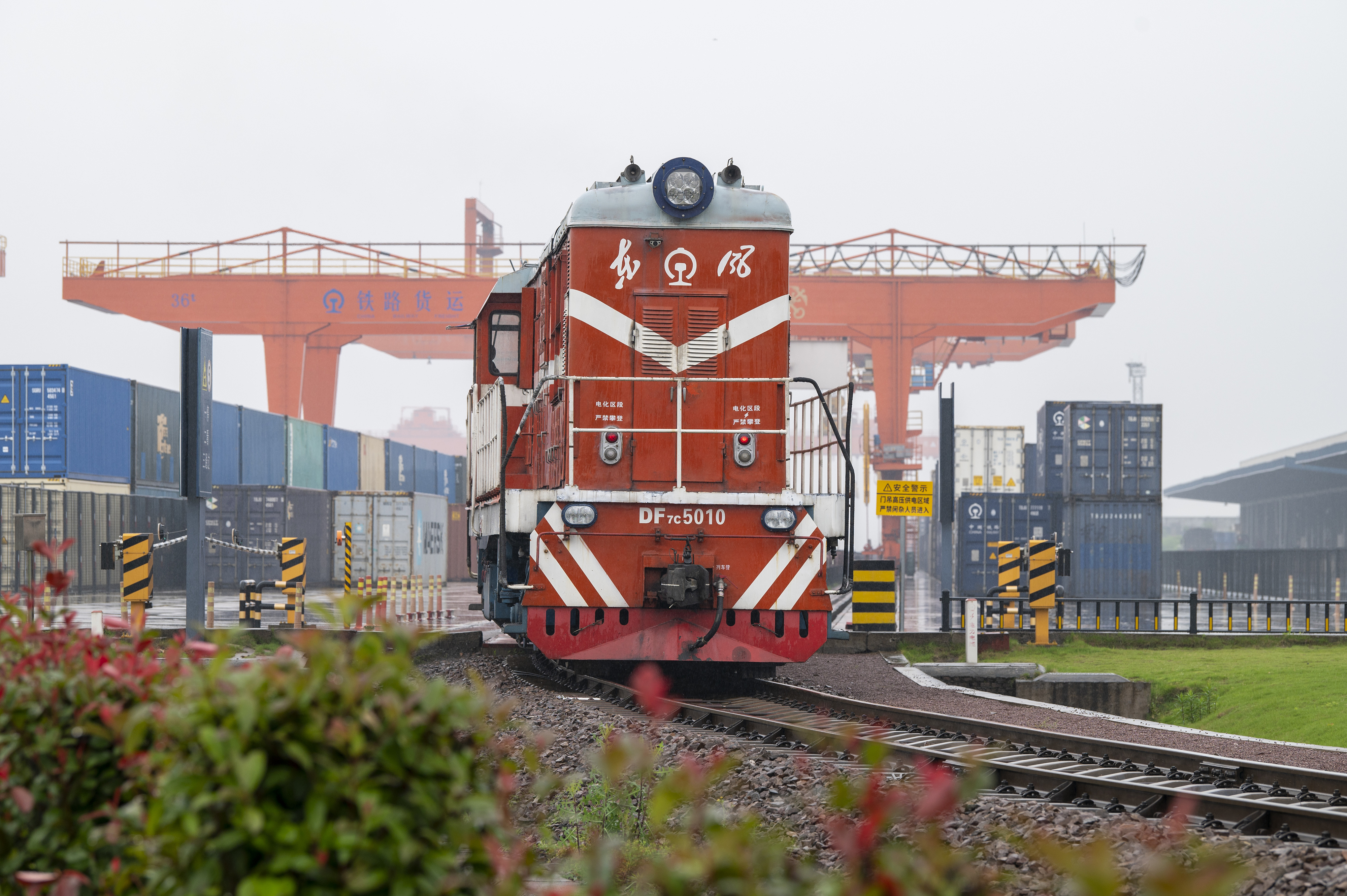 2024年5月5日，“五一”假期最后一天。在浙江省金華市金東區(qū)鐵路金華南站，一列滿載110標(biāo)箱的中歐班列緩緩啟程駛往匈牙利。