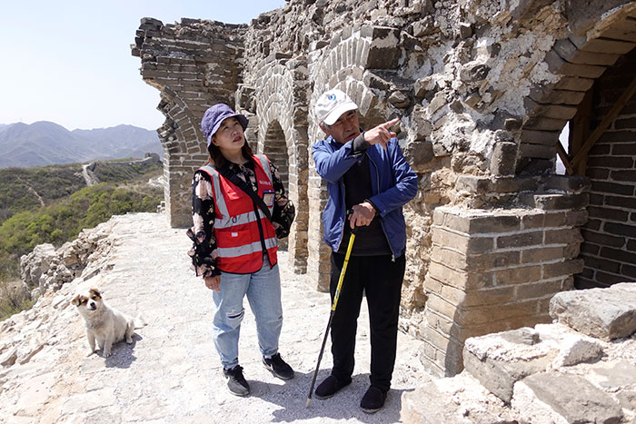 在明長城遺址上，梅景田給外甥女劉紅巖講述長城故事。
