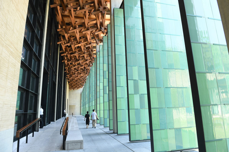 2022年7月23日，杭州國(guó)家版本館屋頂?shù)哪緲?gòu)和青瓷門扇相映成趣。