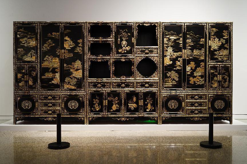 2023年7月9日，北京，中國工藝美術(shù)館·中國非物質(zhì)文化遺產(chǎn)館，“山西特色專業(yè)鎮(zhèn)平遙非遺雙寶中華行”展覽展出的推光漆器作品。